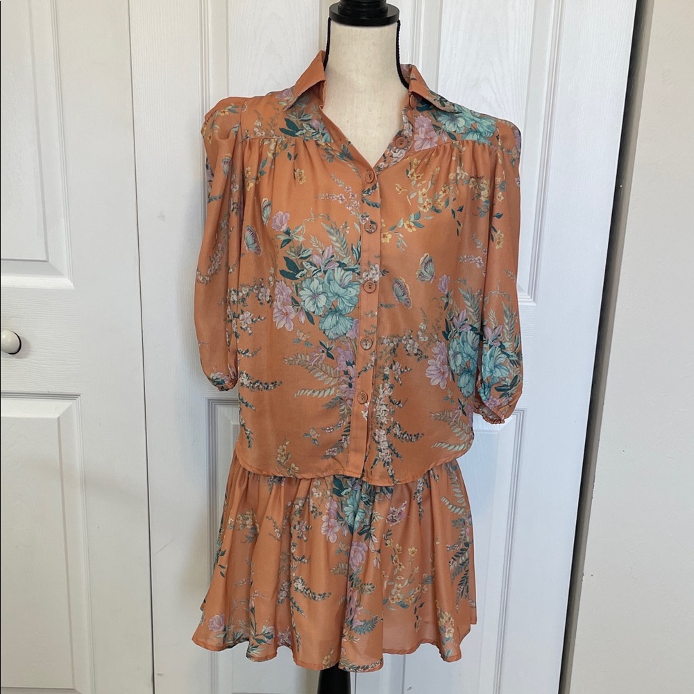 NWT ALANIA FLORAL TWO PIECE ORANGE TOP AND SKIRT SET. SIZE SMALL.
